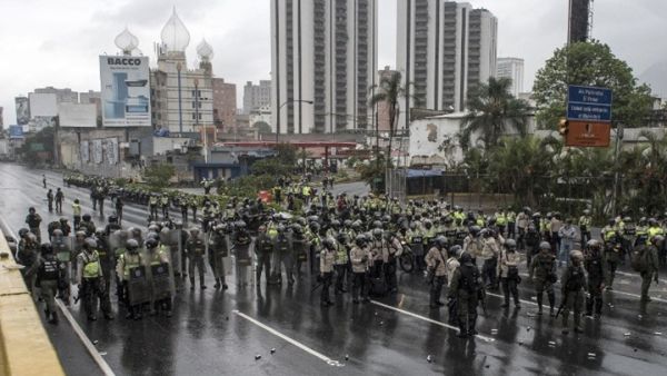 مقتل وإصابة 13 جنديا فنزويليا.. ووزير الدفاع يتعهد بالرد