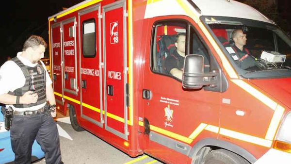 مقتل قائد بالشرطة الفرنسية طعناً أمام منزله