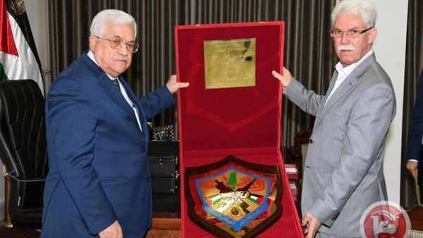 تسلم الرئيس محمود عباس، درع مؤتمر إقليم حركة "فتح" في سوريا، الذي عقد مؤخرا