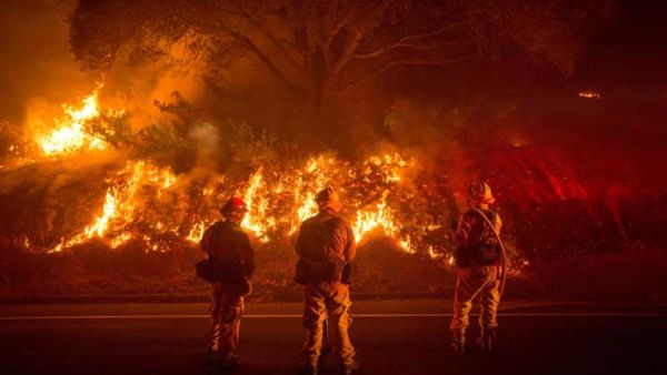 رجال الإطفاء يتمكنون من احتواء جزء كبير من حريق غابات كاليفورنيا
