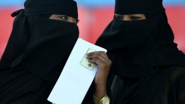  بدأت شابات سعوديات عملية اثبات وجودهن عبر اذاعة "نسوّية إف إم" 
