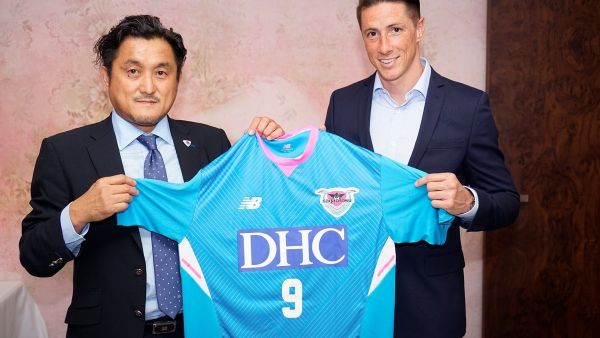 توريس يعرض قميصه الجديد