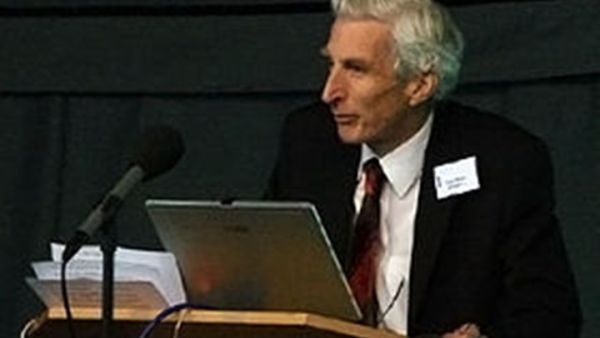  عالم الفيزياء الفلكية البريطاني مارتن جون ريس