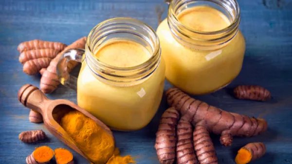 يعمل مشروب الكركم على طرد السموم إلى الخارج (shutterstock.com)
