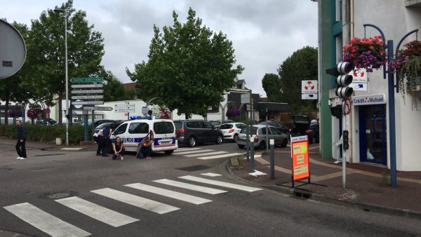 مسلحان بالسكاكين يحتجزان رهائن في كنيسة شمال فرنسا
