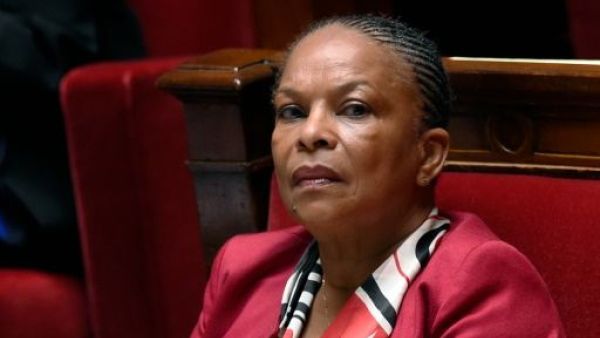 استقالة وزيرة العدل الفرنسية اعتراضا على اقتراح اسقاط الجنسية عمن يثبت تورطهم بالارهاب
