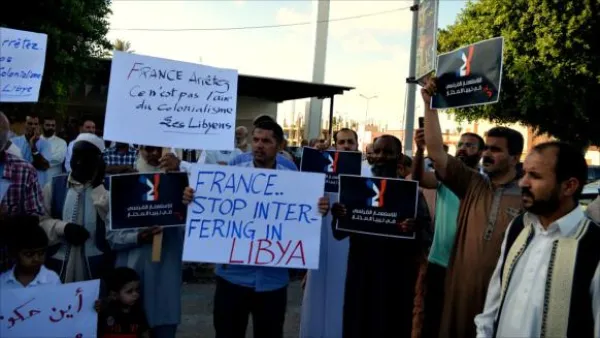 رفض المتظاهرون الضربات العسكرية التي توجهها الطائرات الفرنسية لسرايا الدفاع عن بنغازي