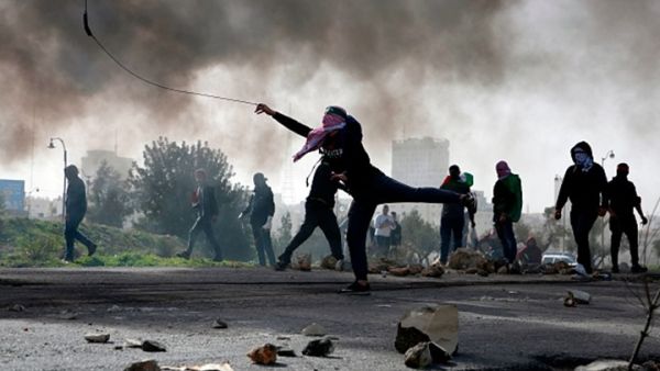 الاحتلال يصيب شابا بالرصاص ويسلّم جثمان شهيد في غزة