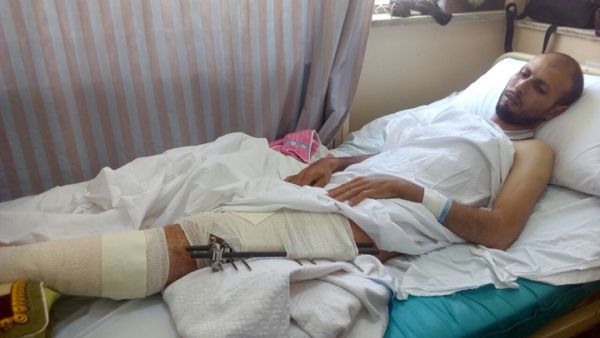 أحد الجرحى الفلسطينين يتلقى العلاج في مستشفى القوات المسلحة الأردنية في عمان
