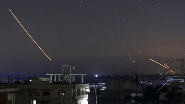 زعم الجيش الإسرائيلي أن القصف استهدف مركبة استخدمتها مجموعة فلسطينيين منصة لإطلاق الصواريخ 
