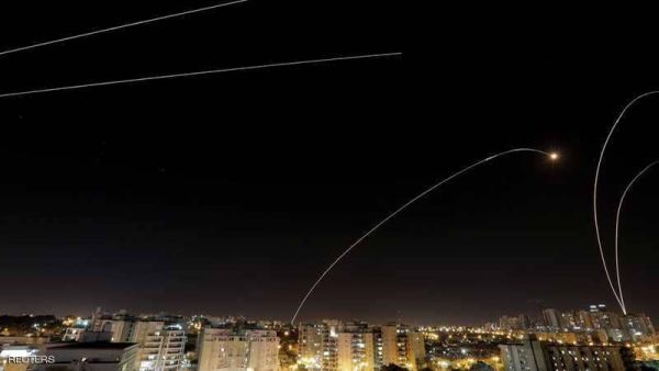 مئات الصواريخ على جنوب إسرائيل.. وغارات توقع قتلى في غزة
