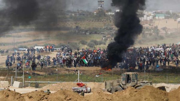 مواجهات بين المتظاهرين الفلسطينيين والجيش الاسرائيلي على حدود غزة 