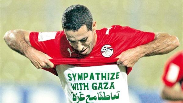القصيدة عبارة عن حوار بين أبو تريكة ووالدته 