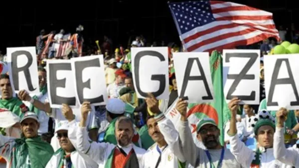 متظاهرون يرفعون شعار الحرية لغزة