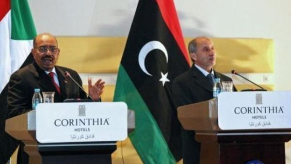 البشير خلال مؤتمر صحفي مشترك مع مصطفى عبدالجليل رئيس المجلس الانتقالي الليبي 
