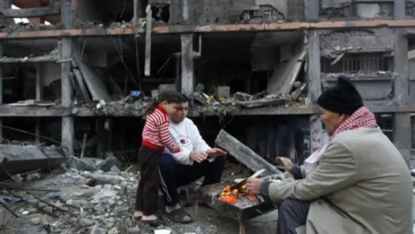 فلسطينيون بالقرب من منزل مدمر في الحرب الاخيرة/أ.ف.ب
