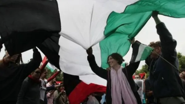 (فلسطينيون يلوحون بعلم عملاق في تظاهرة بذكرى النكبة في غزة
