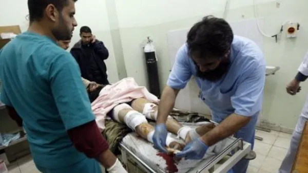 أطباء يعالجون أحد جرحى الإعتداءات الإسرائيلية على قطاع غزة