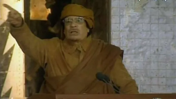 القذافي خلال القائه خطابه مساء الثلاثاء