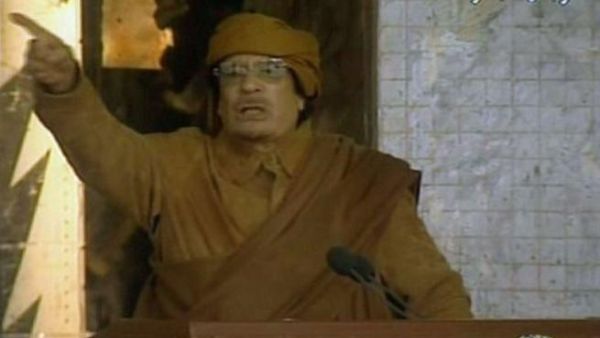 القذافي خلال القائه خطابه مساء الثلاثاء