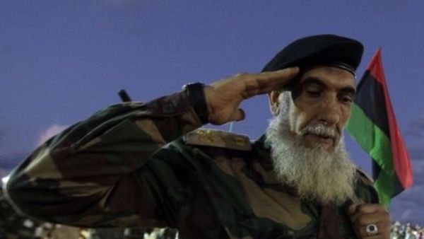 مقاتل في قوات المجلس الوطني الانتقالي في عرض عسكري في طرابلس