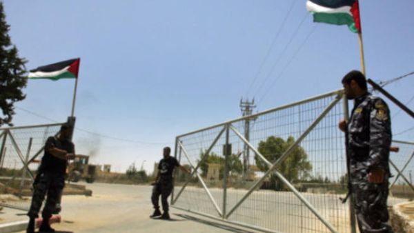 أبناء غزة الذين تفاءلوا خيرا بالثورة المصرية لفك حصارهم يحبطون من إستمرار الصعوبات في السفر