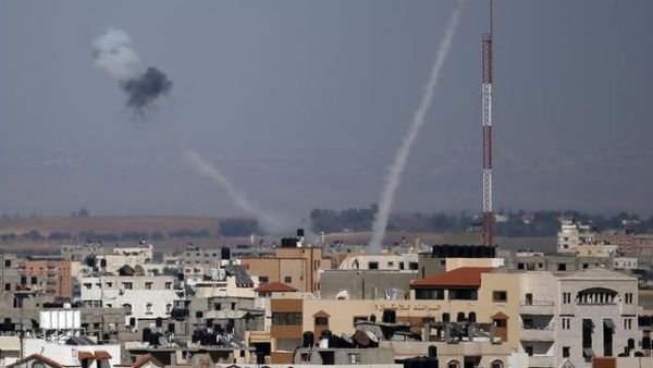 صواريخ فلسطينية منطلقة من قطاع غزة باتجاه الاهداف الإسرائيلية