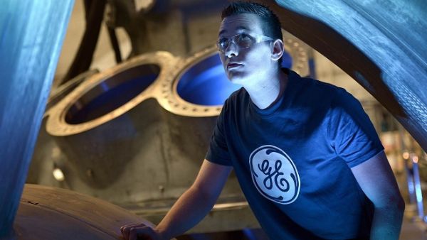 A worker looks at the 9HA Gas Turbine, at the General Electric (GE) plant in Belfort, France, on May 28, 2015. (AFP/ Frederick Florin) A worker looks at the 9HA Gas Turbine, at the General Electric (GE) plant in Belfort, France, on May 28, 2015. (AFP/ Frederick Florin)