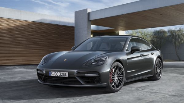 أعلنت بورش أيضاً أنها ستكشف عن فئة الواجن من باناميرا في معرض باريس القادم