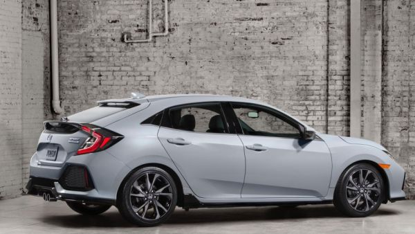 تتوفر سيفيك هاتشباك بخمسة فئات مختلفة هي LX, EX, EX-L, Sport و Sport Touring