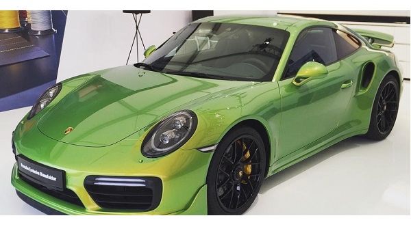 يتوفّر هذا الطلاء على 911 تيربو S وينتمي لفئة الألوان التي تسميها بورش Chromaflair وهي أعلى فئات الشركة الألمانية التي يوفرها قسم Porsche Exclusive Manufaktur لتخصيص السيارات. 