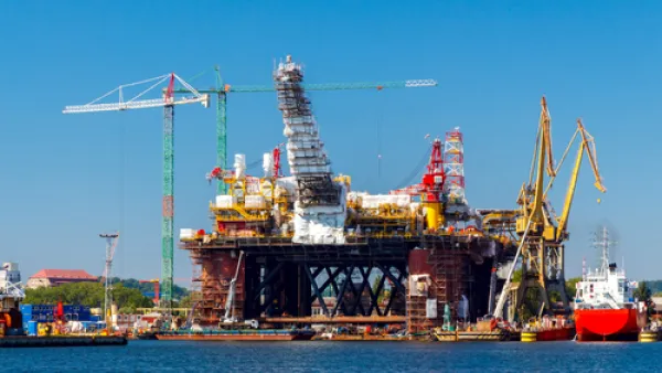 أوقفت الإمارات واردات المكثفات من قطر بعدما قطعت هي والسعودية ومصر والبحرين العلاقات الدبلوماسية وخطوط النقل مع الدوحة