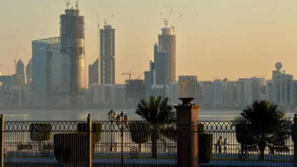 يكون معظم شبكة المترو تحت الأرض وتتكون المرحلة الأولى من 18 كيلومترا بين مدينة زايد الرياضية جنوب جزيرة أبوظبي ومنطقة الميناء في الشمال، وستتوقف القطارات على هذا الخط في 17 محطة