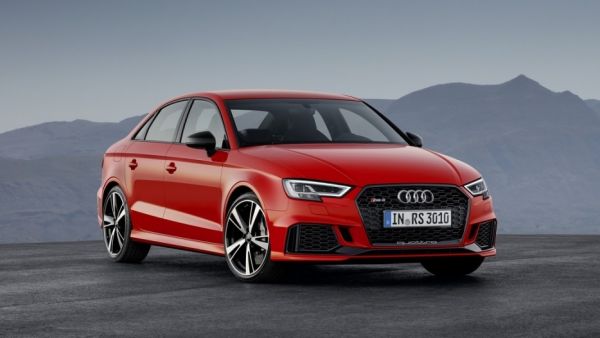 حصلت RS3 سيدان على لمسات شرسة تميزها عن الفئات الأقل حيث يظهر الصدام الأمامي بفتحات تهوية أكبر وكذلك الحال مع الصدام الخلفي الذي يأتي بمشتت هواء مميز بمخرجين للعادم