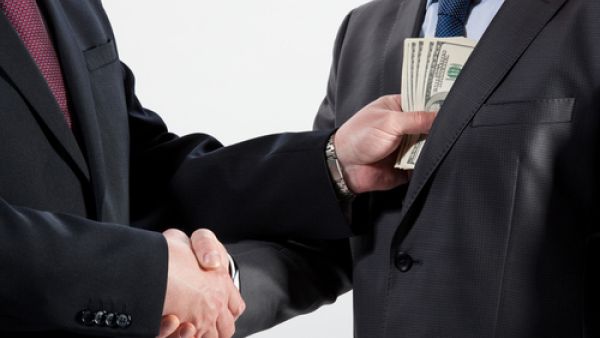 يجب على الحكومات أن تخلق بيئة آمنة تمكن المجتمع المدني والإعلام من محاربة الفساد والإبلاغ عنه