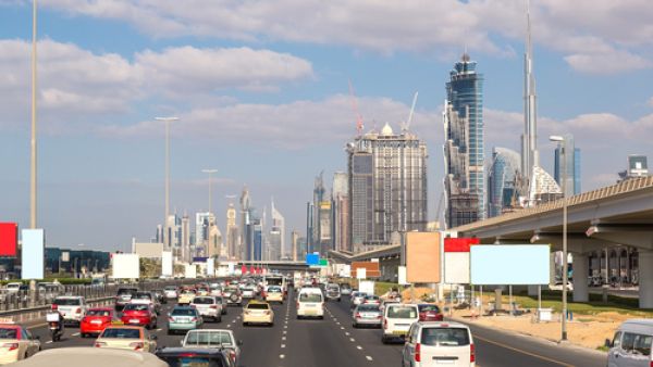 وكالات سيارات تخصم  القيمة المضافة من أرباحها وتثبت الأسعار في الإمارات 