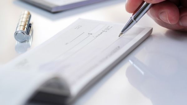 ينص قانون المعاملات التجارية الإماراتي على أن الشيك يجب أن يكون له مقابل أداء “في وقت” إصداره، أي ليس بتاريخ تقديمه للبنك