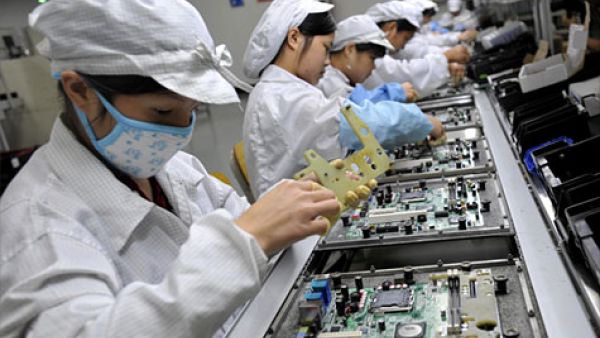 يقول العمال الذين يعملون في أوضاع يكتنفها الغموض من الناحية القانونية إنهم يقبلون بتلك الأوضاع لأنهم يخشون أن المصانع التي تعرض وظائف دائمة قد تعجز عن السداد إذا نضب العملاء وهرب المدير