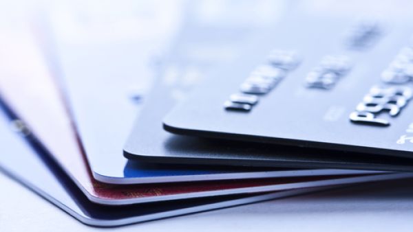 مع وجود مئات البطاقات الائتمانية المختلفة اليوم – والتي تقدم مجموعات مختلفة من الفوائد، والرسوم، والشروط، ونسب الفائدة، والمكافآت – ربما يصبح اختيار البطاقة المناسبة أمراً مربكاً