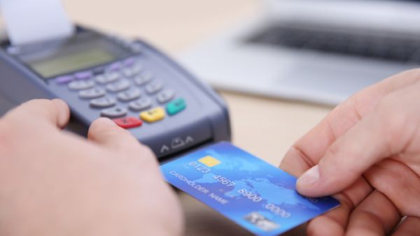 استخدم الكويتيون بطاقاتهم البنكية المدينة والبطاقات الائتمانية (الكريديت) والتي تسمح لهم بحد ائتماني محدد في العام الماضي وهم خارج الكويت