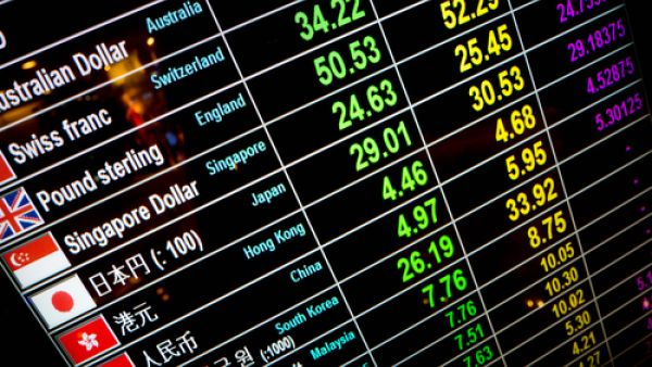 تختلف الأسعار السياحية عن الأسعار الرسمية لأن الشركات التي تقدم خدمة الصرف بلا عمولة تعتمد على فروق أسعار الصرف للحصول على ثمن خدماتها