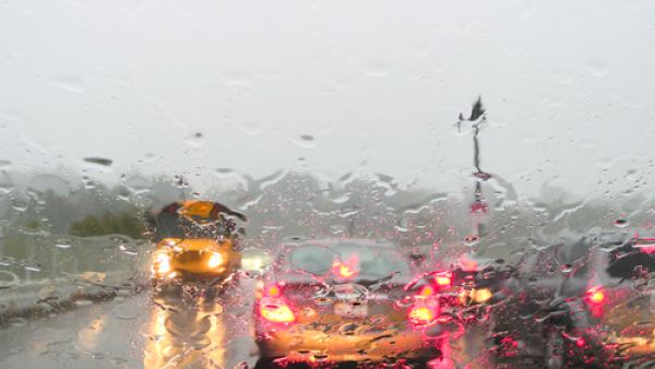 حاول تجنب القيادة على أي مستنقع مياه مهما كان صغير, لأنك من الممكن أن تتفاجئ أن المياه كانت تغطي حفرة عميقة