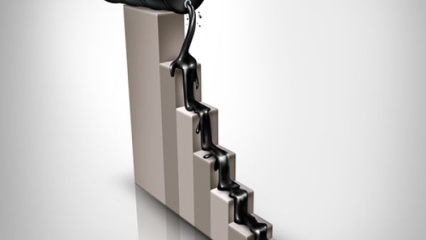هبطت أسعار النفط بأكثر من 70% في الأشهر العشرين الأخيرة متأثرة بإنتاج يقترب من المستوى القياسي من المنتجين من داخل منظمة أوبك وخارجها مثل روسيا