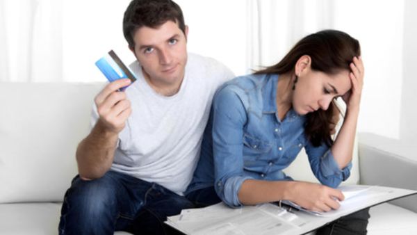 معظم الأزواج الذين يتشاركون أموالهم، قاموا في مرحلة معينة من حياتهم بخيانة مالية بحق شريك حياتهم، وأغلبهم كانت قد أثّرت هذه الخيانة على حياتهم المشتركة وعلاقتهم فيما بعد