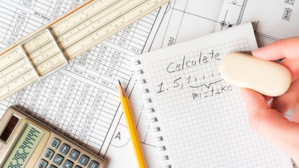 الثلاثينيات هي الوقت الذي عليك أن تعيد تنظيم خطتك المالية فيه لتؤمن على ما تبقى من حياتك، فأنت على الغالب في هذه المرحلة تكون قد أسست عملاً جيداً و مازلت تملك الكثير من الطاقة