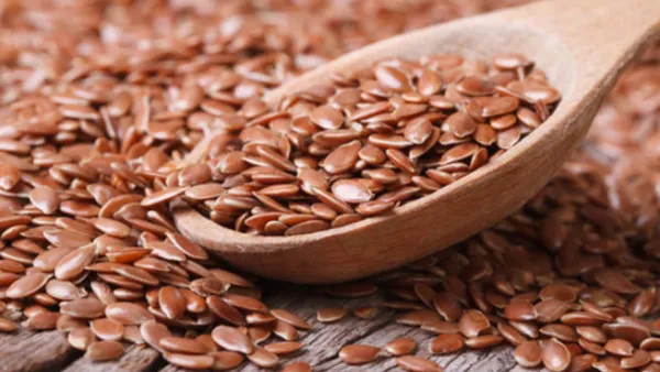 تساعد بذور الكتان على إذابة الدهون من الجسم
