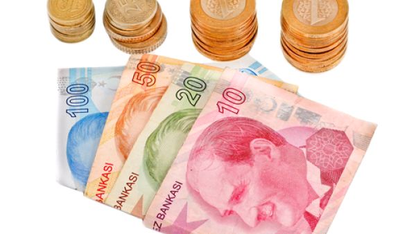 توقف سعر صرف الليرة التركية عن التدهور أمس حتى أنه استعاد بعض خسائره أمام الدولار واليورو 
