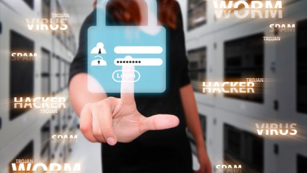 فيروس تروجان يخترق هذا الحاسوب عبر تصفح المواقع الخبيثة أو المواد التي يتم تحميله على الحاسوب، ويعمل الفيروس لاحقا على سرقة البيانات المحفوظة على الحاسوب