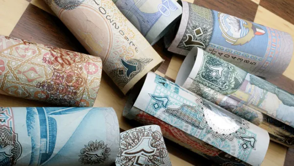ديون 11 دولة عربية خضعت لتصنيفها، بينها دول مجلس التعاون الخليجي الغنية بالنفط، ارتفعت إلى 143 مليار دولار العام الماضي مقارنة مع 70.6 مليار دولار في 2014