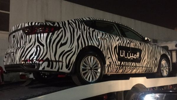 تظهر السيارة بتمويهات كثيفة مع إخفاء شعاراتها وإظهار مصابيحها الأمامية والخلفية التي تبدو جميلة نسبياً والشبك الأمامي فقط